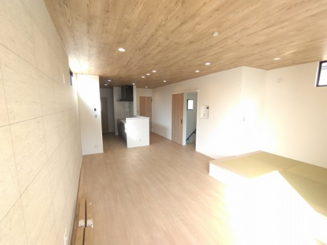 木目調の天井を採用し小上がりの畳スペースを設け、モダンと和が融合したリラックスできる空間を実現。