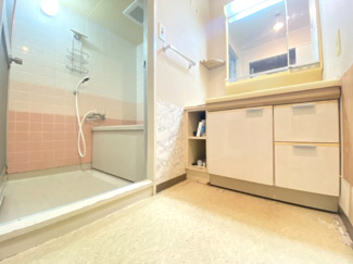 洗濯機を置いても広々とご使用できる洗面所です♪洗面所横にも収納スペースがあり、タオルや洗剤のストックを気軽にしまうことができて便利です♪