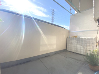 南東に広がるワイドバルコニー。明るい空間でのびのび過ごせます
