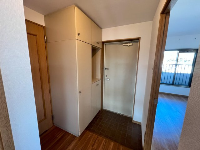 シューズボックスもあるため玄関をすっきりと演出することが可能です。
※原状回復中のため、同タイプの室内写真になります。