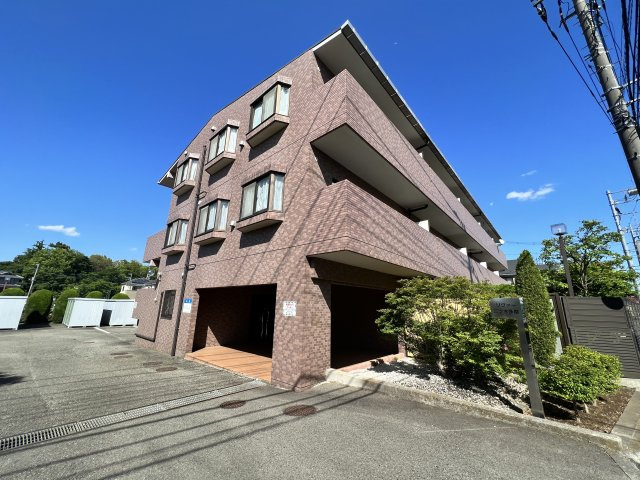 全戸南向きに面する日当たりの良い３階建てのマンションです。