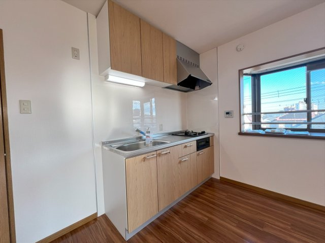 キッチンの横に出窓もあるため換気もしやすいです。
※原状回復中のため、同タイプの室内写真になります。