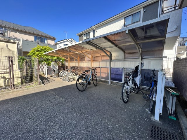 駐輪スペースはです。入居者様は1人1台まで無料でお使いいただけます。バイクもご相談ください。