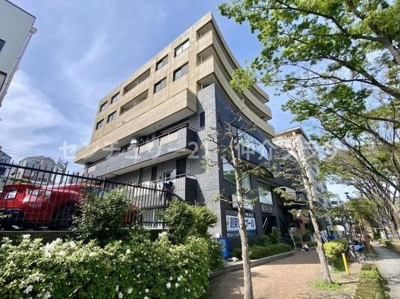 【外観】 この建物は開放的で自然と調和したデザインが魅力です。周囲の緑と調和し心地よい街並みに溶け込んでいます。洗練された外観が印象的で訪れる人に好印象を与えます。