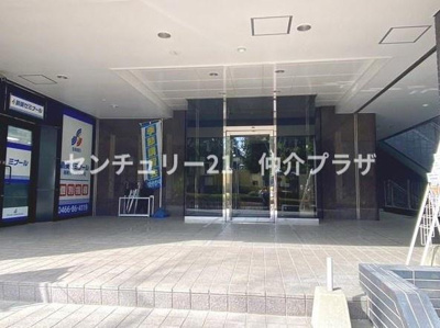 広々としたエントランスは訪れる人を歓迎する雰囲気があります。ガラスの扉が開放感を演出し自然光がたっぷり入ります。ビル全体の重厚感を感じさせ安心感を与える設計です。