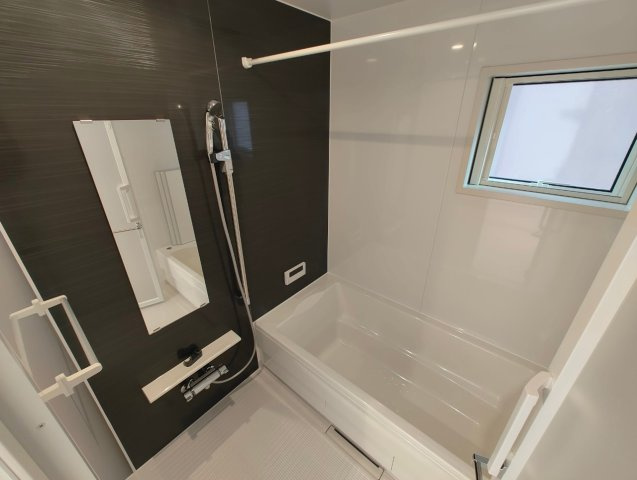 広い玄関ポーチには三輪車や自転車など雨に濡れずに保管できますよ。