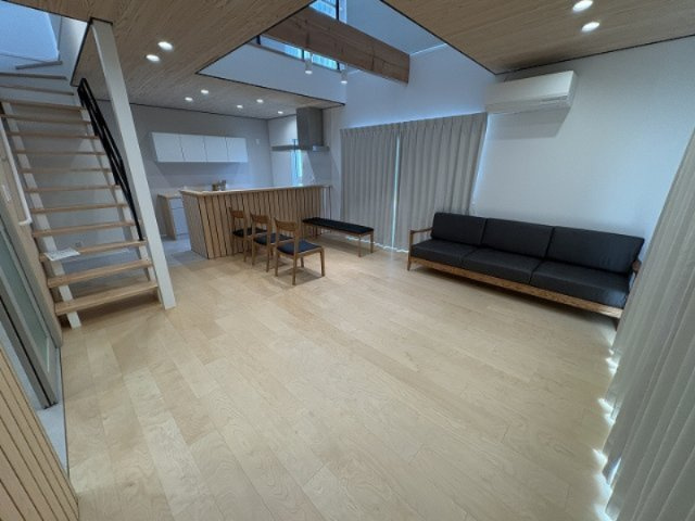 キッチンからリビングが見渡せる対面式設計で、明るい色調の内装が居心地の良い安らぎの時間を演出します。