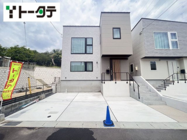 異なる質感とカラーを組み合わせた外壁。大きな窓からはたっぷりと陽光を取り込みます。