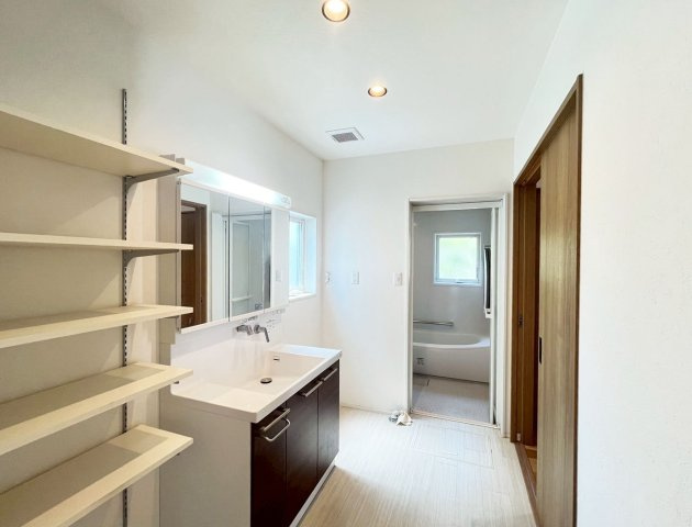 すっきりと片付いた洗面室で、気持ちよく身支度ができます