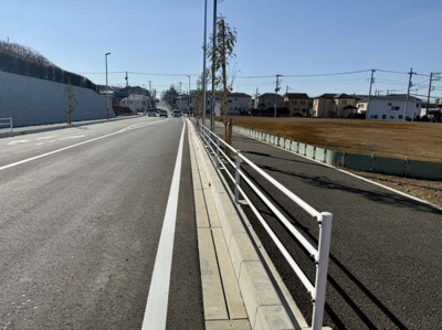 六会小学校前の道路も開通して交通も便利になりました。歩道もあって生活も便利です。視界が開け心地よい通風が期待できそうです。さらに周辺には住宅も点在しており生活に便利な立地です。