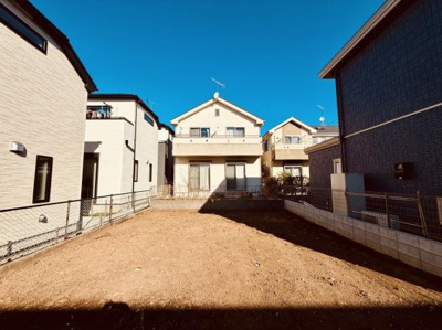 閑静な住宅街に位置する魅力的な土地です。陽当たりも良く多様な建設プランに適しています。周囲には住宅が建ち並び安心感があります。