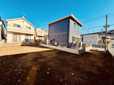 広々とした現地土地の写真です。多様な可能性を感じるフラットな地形が魅力的です。周囲の住宅との調和が取れており新しい生活の基盤に最適な環境です。また日当たりの良さもポイントです。