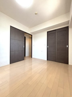 約７帖の洋室。たっぷりとした収納と、窓からはここちの良い風が入ってきます。寝室や書斎としてもご活用いただけます。