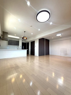 約24帖の広々としたLDK。窓からたっぷりと日差しが入る開放的な空間です。