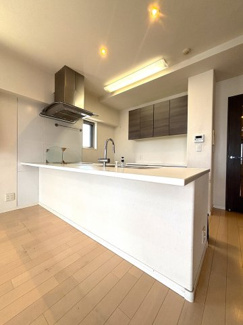 フルフラットな対面キッチンカウンターは、調理してさっと提供できたり、ちょっとした読書やスタディゾーンとしてもご活用できます。