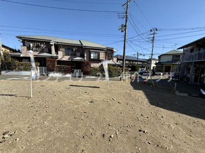 陽当たりが良好な現地土地です。周囲には安心の住宅街が広がっています。将来の家づくりに最適な立地環境です。建築の自由度もございます。
