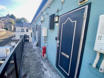 外観は落ち着いたブルーの配色で訪れる人に安心感を与えます。通路は広めで移動も快適にできます。周囲の環境も静かで心地よい暮らしが期待できます。