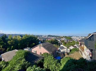 広がるパノラマビューが印象的で遠くの景色まで一望できます。晴れた日には澄み渡る空が魅力的です。周囲の自然が豊かで緑に囲まれた落ち着いた環境が広がっています。