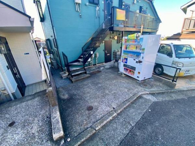 静かな住宅街に位置する物件はアクセスが良好で便利です。外観はシンプルながら落ち着いた雰囲気を醸し出しています。自動販売機が設置されておりいつでも手軽に飲み物を楽しめます。