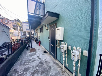 こちらのアパート外観はシンプルで清潔感があり快適です。バルコニーが長く続いているため自転車の置き場にも困りません。住環境の良さを感じさせる外観が魅力的です。