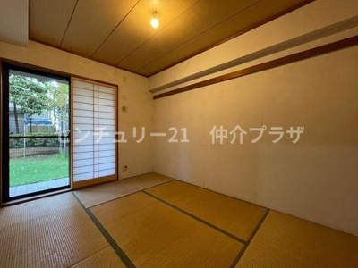 和の趣を感じる落ち着いた和室です。畳の香りが広がり心を和ませます。庭の景色を楽しみながらゆったりとした時間を過ごせます。