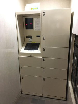 シンプルなデザインの宅配ボックスが設置されており忙しい日常でも受け取りが便利です。荷物の受け取りに柔軟に対応できるため時間の制約が少なくなります。