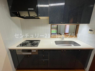 シンプルなデザインのキッチンは機能性と収納力が魅力です。収納が豊富でキッチン用品をスッキリと整理できます。コンロとシンクが使いやすく配置され効率的に家事を進められます。