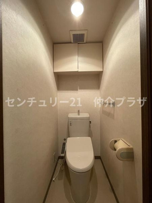 シンプルで機能的なデザインのトイレ空間です。清潔感があり毎日の使用が快適に感じられます。収納スペースも十分に確保されており実用性に優れています。