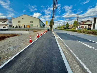 広々とした前面道路がありアクセスに優れた立地です。周辺環境も整っており快適な暮らしをサポートします。舗装された歩道は安全に歩行できる安心感があります。おしゃれな街並みが魅力的なエリアです。