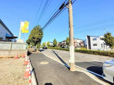 前面道路が広く整備されており車の出入りがしやすい環境です。周囲には緑があり落ち着いた雰囲気を楽しめます。交通アクセスも便利で住環境にぴったりの立地です。
