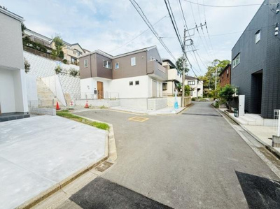 閑静な住宅街に位置し開放感のある明るい街並みが広がっています。前面道路は広々としており車の出入りも安心です。周辺には新しい建物が並び整った環境が魅力です。