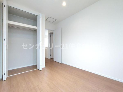 シンプルな内装が魅力の洋室です。収納スペースも広くすっきりとした印象です。床の色合いが落ち着いた雰囲気を演出します。居室として使いやすい間取りです。