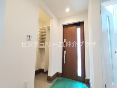 明るい空間が広がる玄関です。収納スペースが多く室内がすっきり保てます。玄関ドアには採光窓があり自然光が差し込みます。清潔感のある内装で落ち着いた雰囲気です。