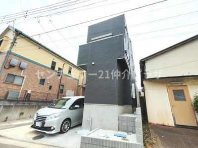 シックな黒の外観が特徴的な建物です。敷地内に駐車スペースが設けられており車利用にも便利です。周囲には住宅が並ぶ落ち着いた環境です。建物のデザインがスタイリッシュです。周囲との距離感も確保されています。