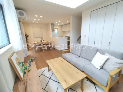 落ち着いた色調のリビングが快適な雰囲気を演出しています。窓からの自然光が室内にしっかり届きます。ダイニングスペースとリビングが一体化して使いやすい間取りです。