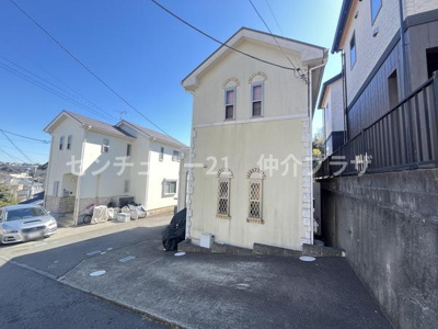 家の横に配置された駐車スペースで便利です。車の出し入れがしやすい道路沿いの立地です。周囲の住宅環境も整っており安心してお使いいただけます。