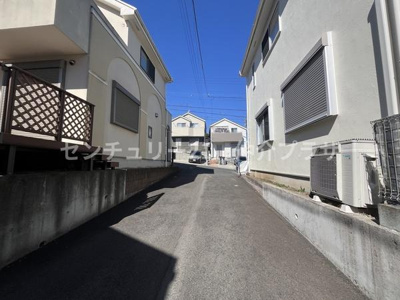 静かな住宅街の一角に位置するこの物件落ち着いた雰囲気が魅力です。しっかりとした外観と整備された道が安心感を与えます。周辺には適度な緑のある環境が広がります。