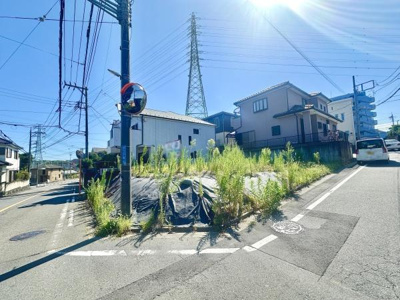 開放感のある角地に位置しており周囲には陽当たりも確保しやすい立地です。二方向道路に面しているため車の出入りもしやすいです。周辺は閑静な住宅街で住環境が整っています。高台にあるため見晴らしも良好です。