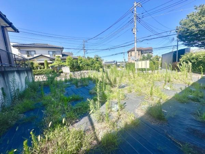 広々とした土地でさまざまな使い方が検討できます。周囲には住宅が並び落ち着いた環境が感じられます。陽当たりがよく開放感のある現地土地写真です。整形地なのでプランニングもしやすいです。