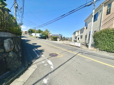 前面道路は幅広く車の通行も快適に感じられます。日当たりも良好で開放感があります。周辺は落ち着いた雰囲気で住宅が並び明るい印象の現地です。電柱や配線も整然としていて全体的に整った街並みです。