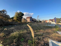 広々とした空間が広がる魅力のある土地です。周囲の自然が豊かで四季折々の変化を楽しめます。様々な用途に合わせてご活用いただける可能性を秘めています。