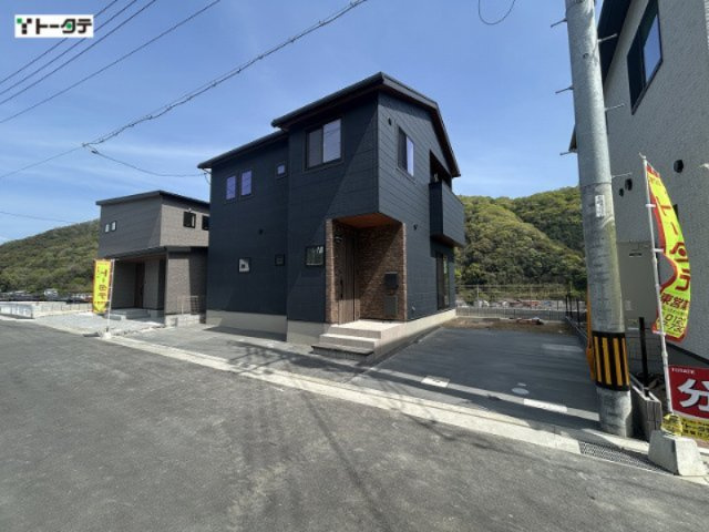 シックな黒ベースのスタイリッシュな外観。並列駐車も可能な広々としたカースペースを確保しています。