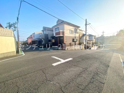 広々とした前面道路は安全面でも安心できますね