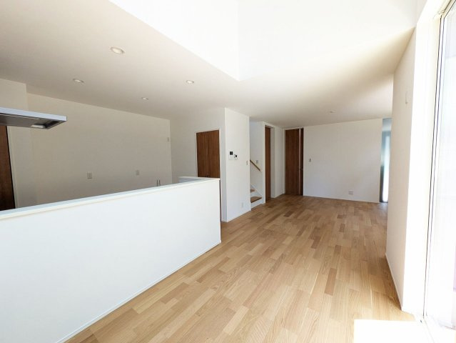 ご家族が集まるリビングダイニングは陽光あふれるあたたかなお部屋