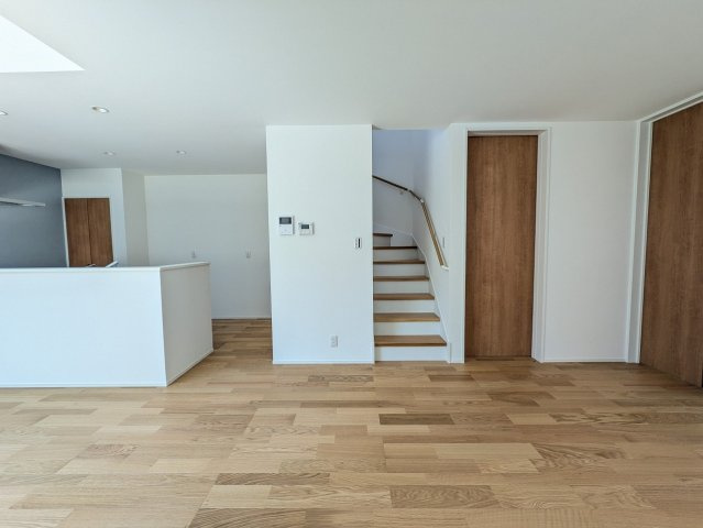 居室に向かう際にもリビングを経由する設計で自然と家族との会話がはずみます。