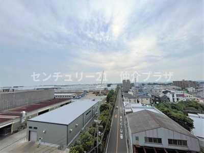 工業地帯の魅力を感じられる広々とした眺望です。遠くまで続く道路が印象的で日々の変化を眺めることができます。落ち着いた雰囲気の中で暮らしながら新たな発見を楽しめる眺めです。