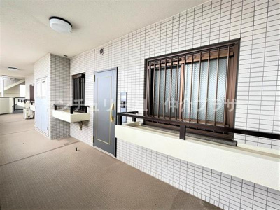 広々とした共用廊下は落ち着いた雰囲気を演出しています。シンプルな白いタイルの壁が清潔感を際立たせています。安全性を考慮した設計が施され安心して過ごせる空間です。