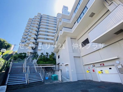 明るい空の下で際立つモダンなデザインの建物です。周囲の緑と調和し爽やかな印象を与えます。階段を上がるとそこに広がる素敵な空間が期待できます。