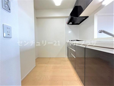 シンプルで洗練されたデザインが魅力のキッチンです。収納スペースが充実しており実用性も兼ね備えています。明るい照明が空間を広く見せ快適な料理時間を演出します。