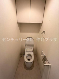 シンプルで機能的なデザインのトイレはお手入れも簡単で快適にご使用いただけます。収納スペースも豊富で必要なアイテムをすっきりと整理できます。落ち着いたカラーリングが空間に清潔感を与えています。